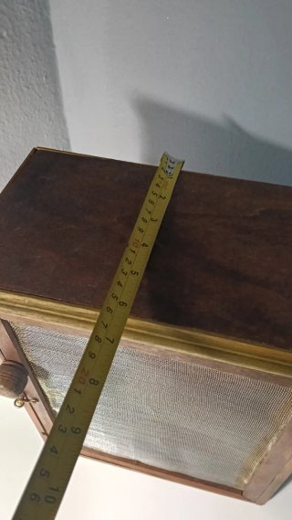 Antigua Alacena De Pared Rústica Con Rejilla