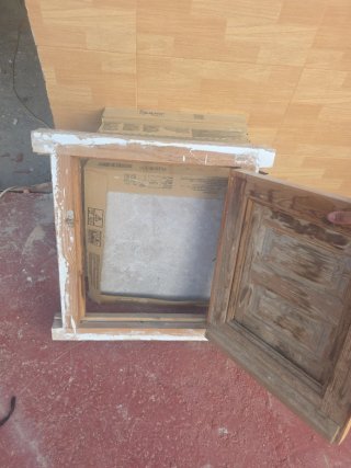 Mueble de madera con puertas