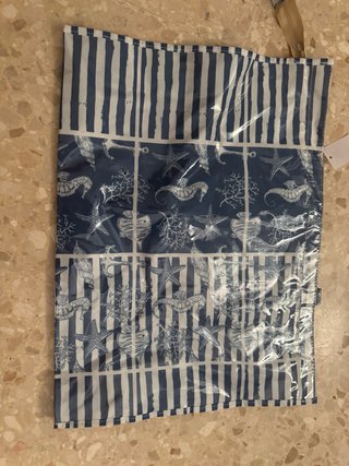 Bolso de playa azul y blanco