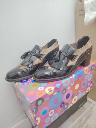 Zapatos de tacón con flecos
