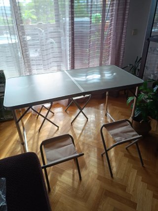 Mesa plegable con 4 sillas