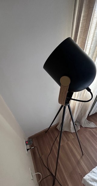 Lámpara de pie moderna metal y efecto madera