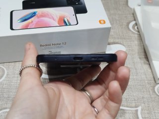 Xiaomi Redmi Note 12 con cover e pellicola
