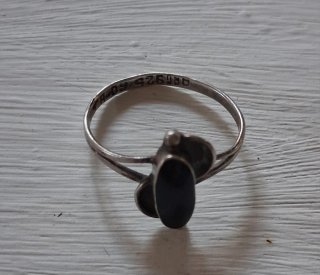 Anillito plata con piedra negra