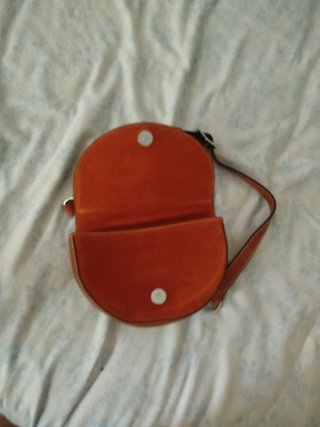 Bolso de cuero con asa cuero y cadenita,es ajustab
