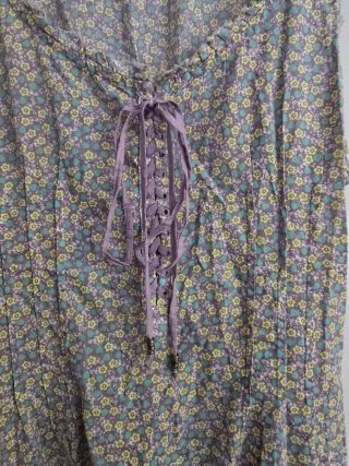 Vestido floral multicolor con lazada