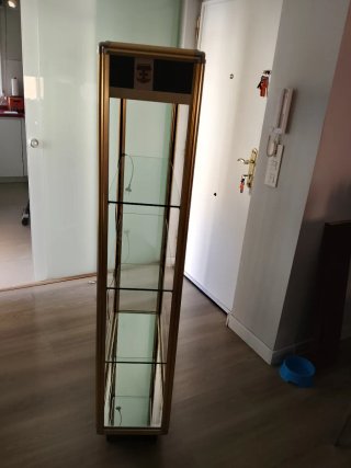 Estantería metálica dorada con baldas cristal