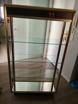 Estantería metálica dorada con baldas cristal