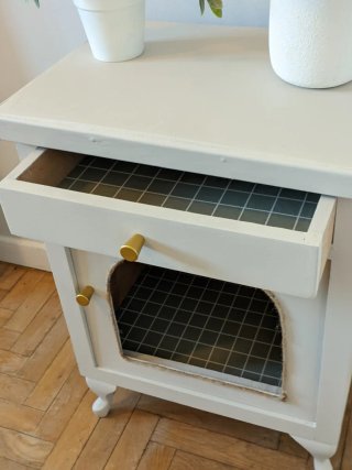 Mesita para gatos con puerta y cajón