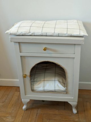Mesita para gatos con puerta y cajón