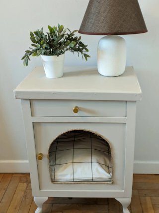 Mesita para gatos con puerta y cajón