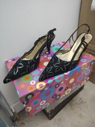 Zapatos de salón negros y plateados