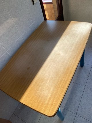Mesa de cocina madera y azul