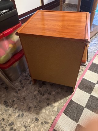 Mesita de noche de madera