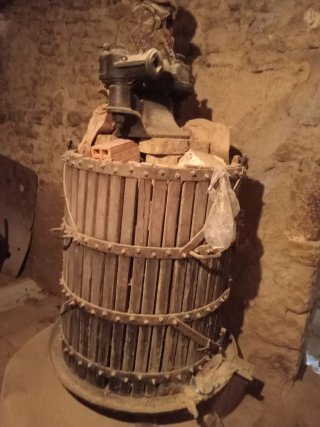Prensa de vino antigua de madera