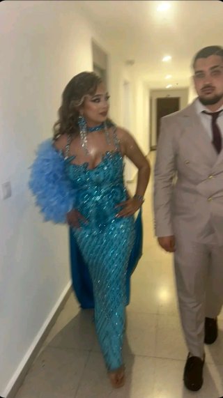 Vestido largo azul con pedrería