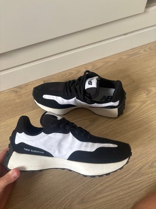 Zapatillas New Balance 327 Negras y Blancas
