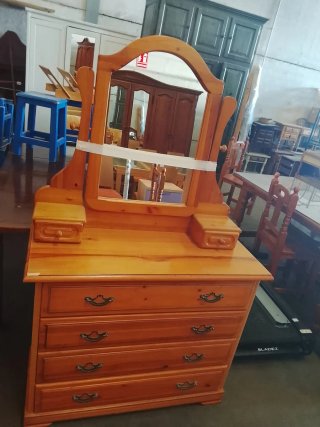 Cómoda de madera con espejo
