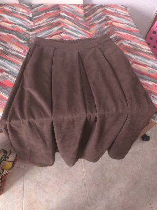 Falda midi marrón plisada