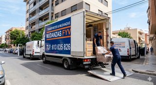 MUDANZAS Camión con Plataforma Elevadora