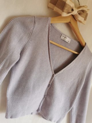 Cárdigan Bershka violeta crop top