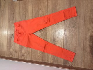 Pantalones vaqueros color salmón