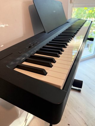 Piano Digital Yamaha P-145BT + Soporte de Suelo