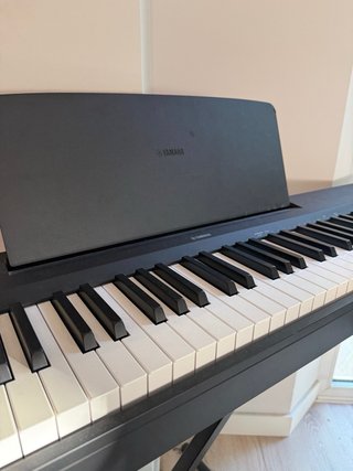 Piano Digital Yamaha P-145BT + Soporte de Suelo