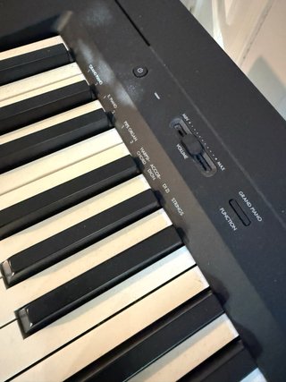 Piano Digital Yamaha P-145BT + Soporte de Suelo