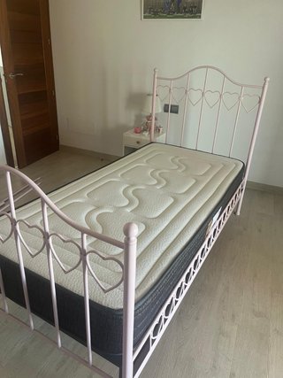 Cama infantil rosa con dosel y estrellas