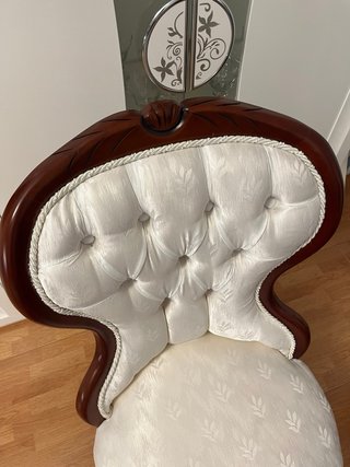 Silla de madera y tela beige