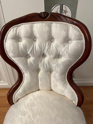 Silla de madera y tela beige