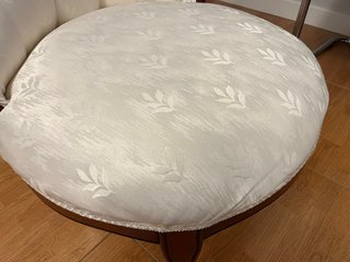 Silla de madera y tela beige
