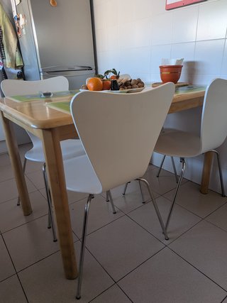4 Sillas Comedor/Cocina Blancas y Plateadas