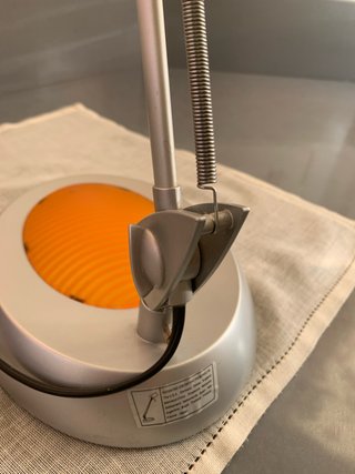 Flexo de escritorio naranja y plateado