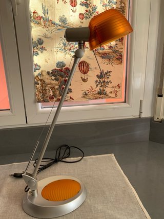 Flexo de escritorio naranja y plateado