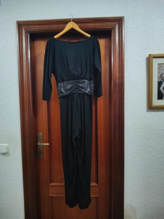 Mono de fiesta elegante mujer