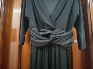 Mono de fiesta elegante mujer