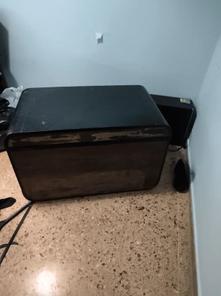 Baúl antiguo de madera y metal