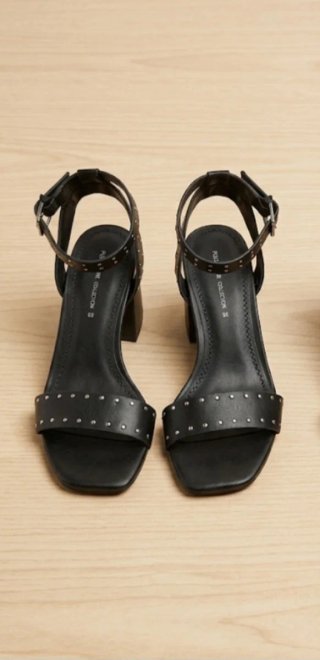 Sandalias Negras con Tachuelas