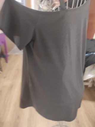 Camiseta-vestido gris con flor blanca