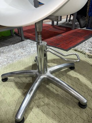 SILLA DE PELUQUERÍA AJUSTABLE