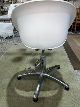 SILLA DE PELUQUERÍA AJUSTABLE