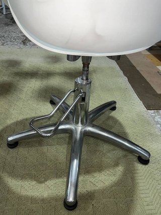 SILLA DE PELUQUERÍA AJUSTABLE