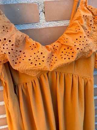 Vestido naranja largo con volantes