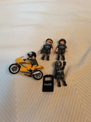 Figuras Policía Playmobil con Moto y Escudo