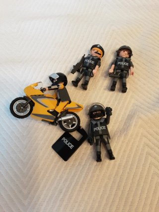 Figuras Policía Playmobil con Moto y Escudo