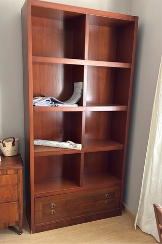 Estantería de madera marrón