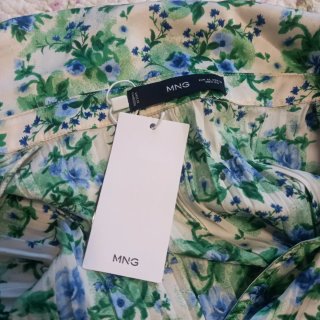 Camisa Mango plisada flores