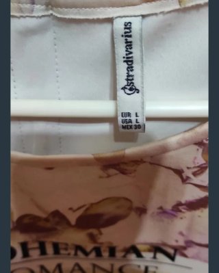 Camiseta Stradivarius floral mariposa